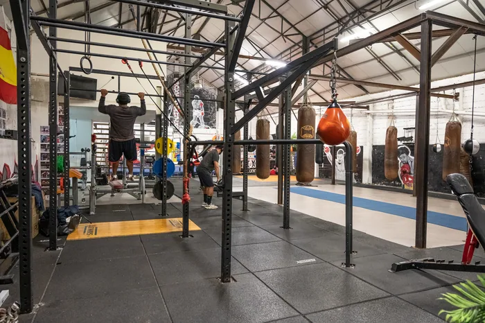 Le plateau de préparation physique : rack, barres et sacs
